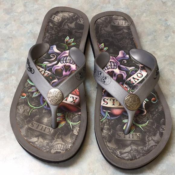 Ed Hardy flip flops ( sz 5/6) - Picture 1 of 13